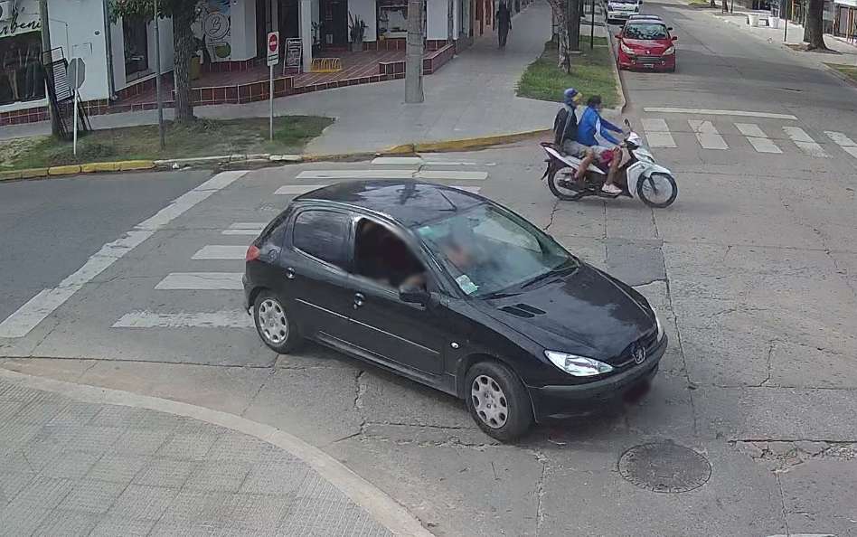 Como en un reality por Funes: robaron una moto, los siguieron en tiempo real con las cámaras y los atraparon